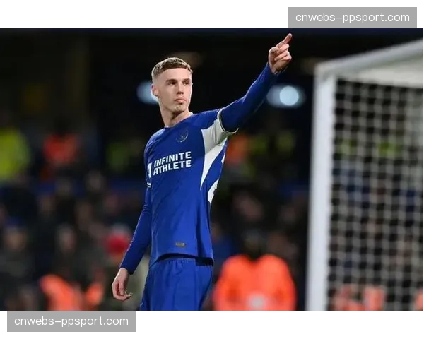 特写：帕尔默点射破门后指向看台，致敬去世的切尔西老球迷