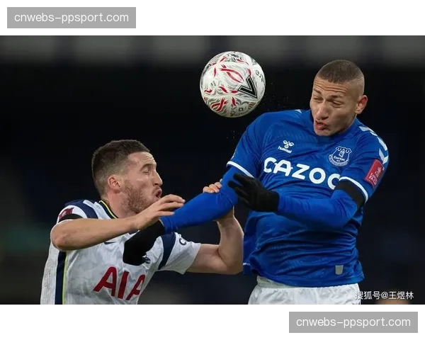 镜头纪录：布雷斯特老将完成个人第400场法甲出场，赛后获赠纪念奖杯